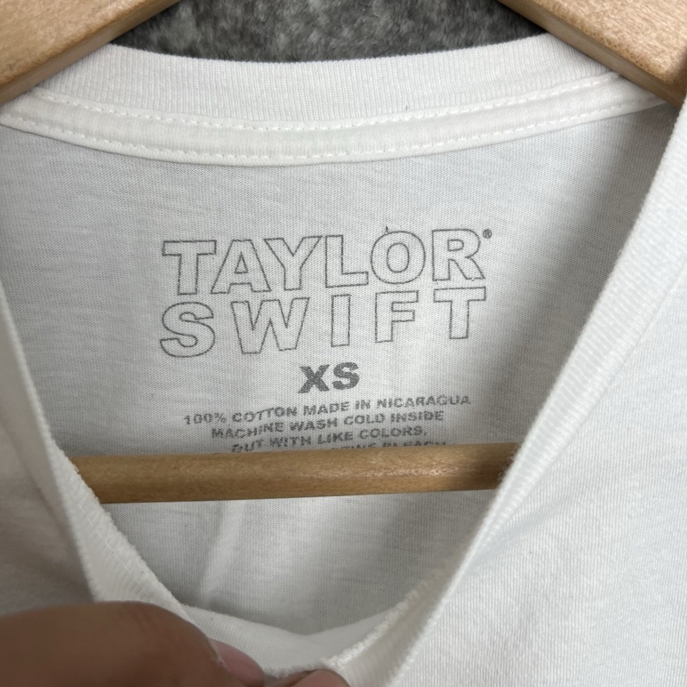 Taylor Swift Grassy Photo T-Shirt White XS Official Merchandise - Picture 2 of 5